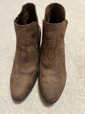 Global Win Brown Western-Style Ankle Booties